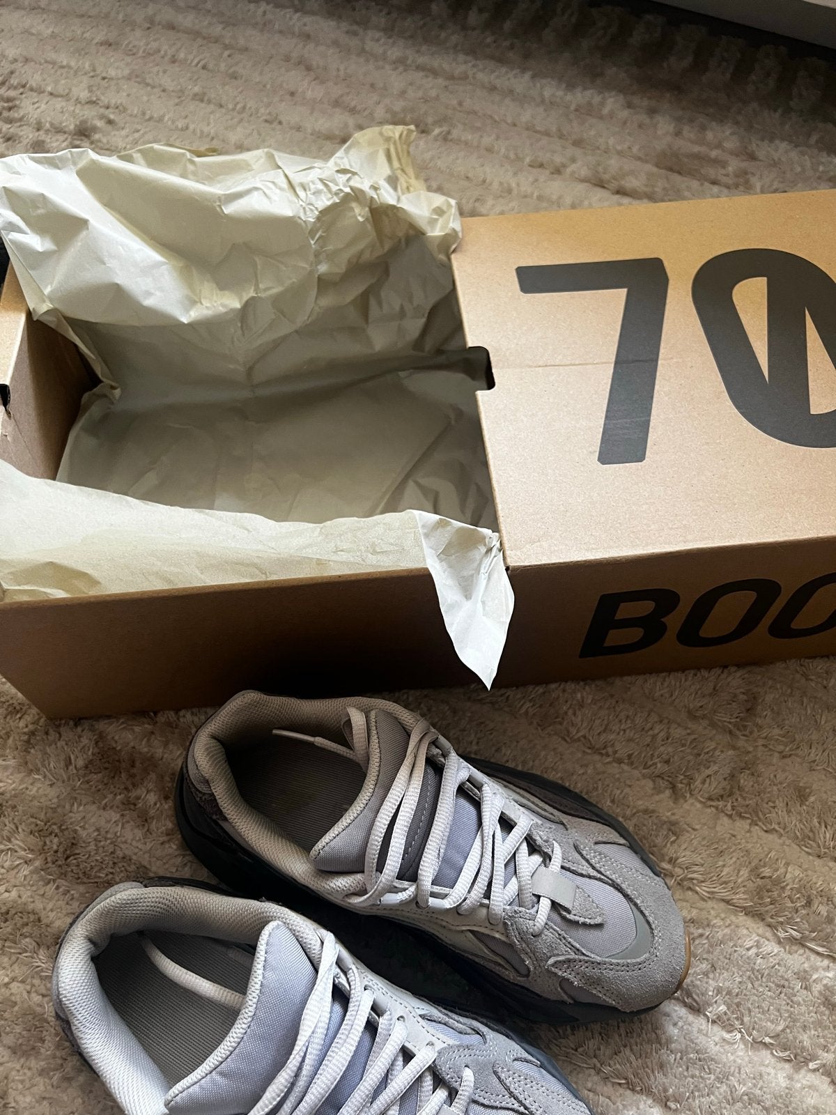 Yeezy Boost 700 V2 Tephra - Maat 36 2/3, Kleding | Dames, Ophalen of Verzenden, Zo goed als nieuw, Grijs, Sneakers of Gympen