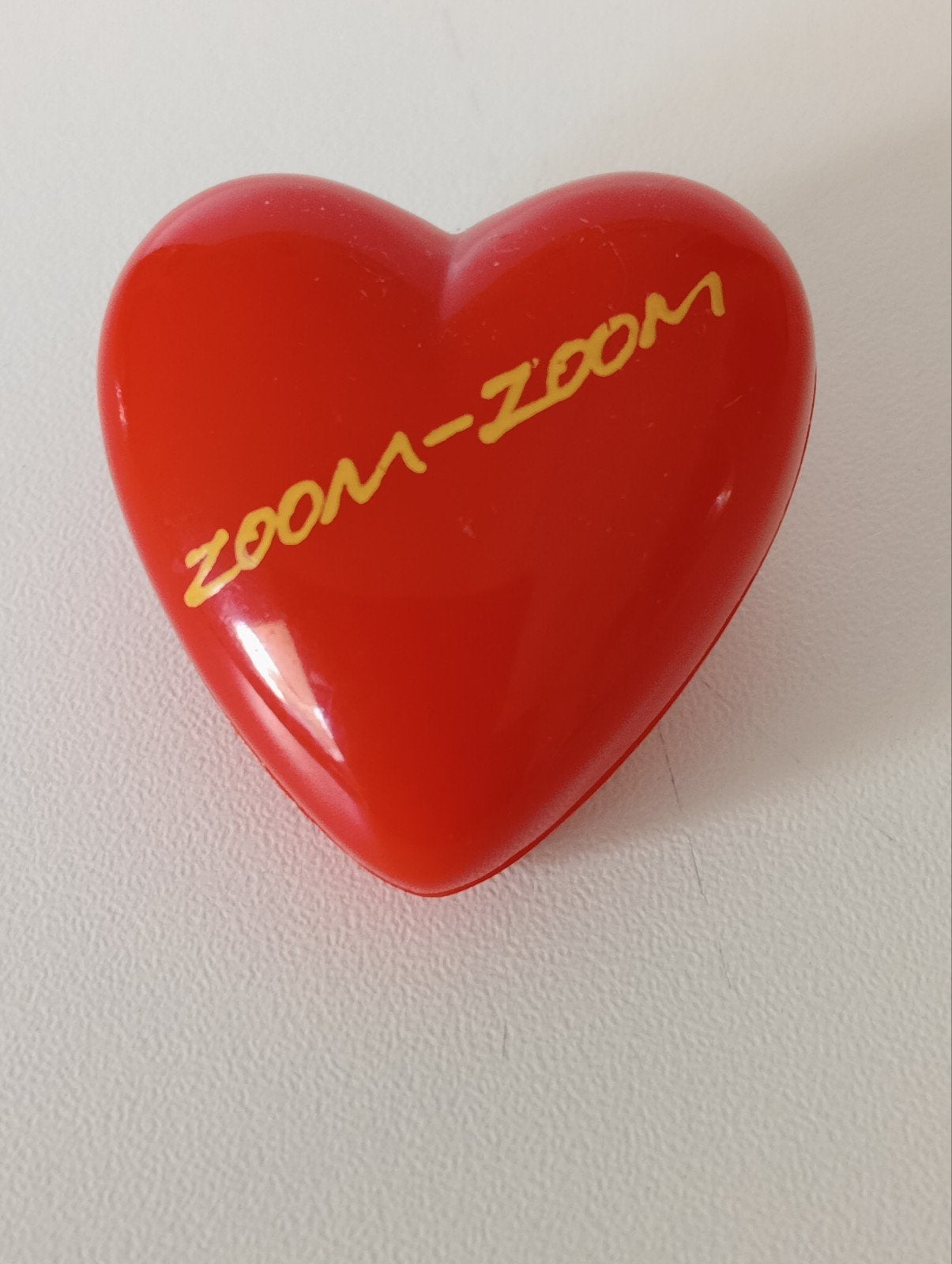 Rode hartvormige speld met 'Zoom-Zoom' opdruk, Ophalen of Verzenden, Nieuw, Merk, Button