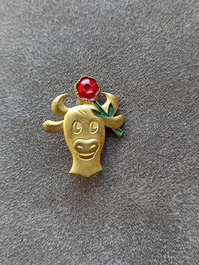Mooi goudkleurig speldje van een koe met bloem, Ophalen of Verzenden, Gebruikt
