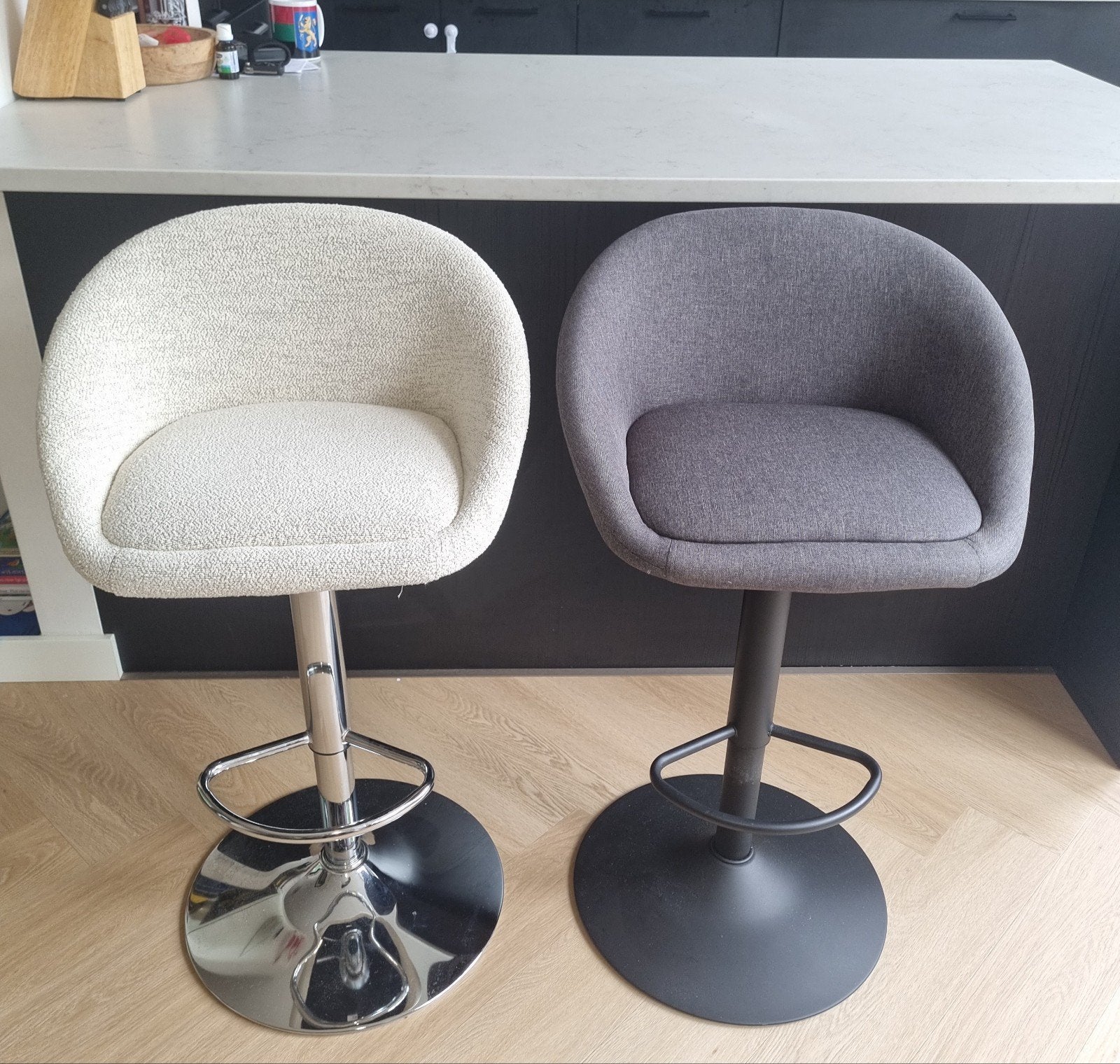 Moderne barkrukken - grijs en beige,draaibaar en verstelbaar, Ophalen of Verzenden, Zo goed als nieuw, 90 cm of meer, 2 krukken