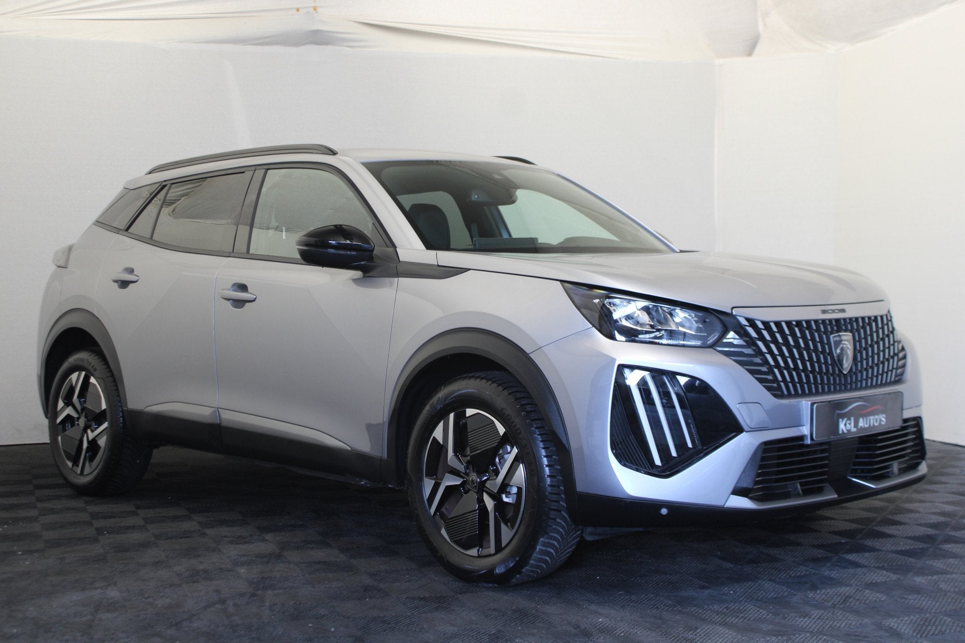 Peugeot 2008 1.2 PureTech 130 Allure (bj 2024, automaat), Auto's, Parkeersensor, Gebruikt, 1199 cc, Leder en Stof