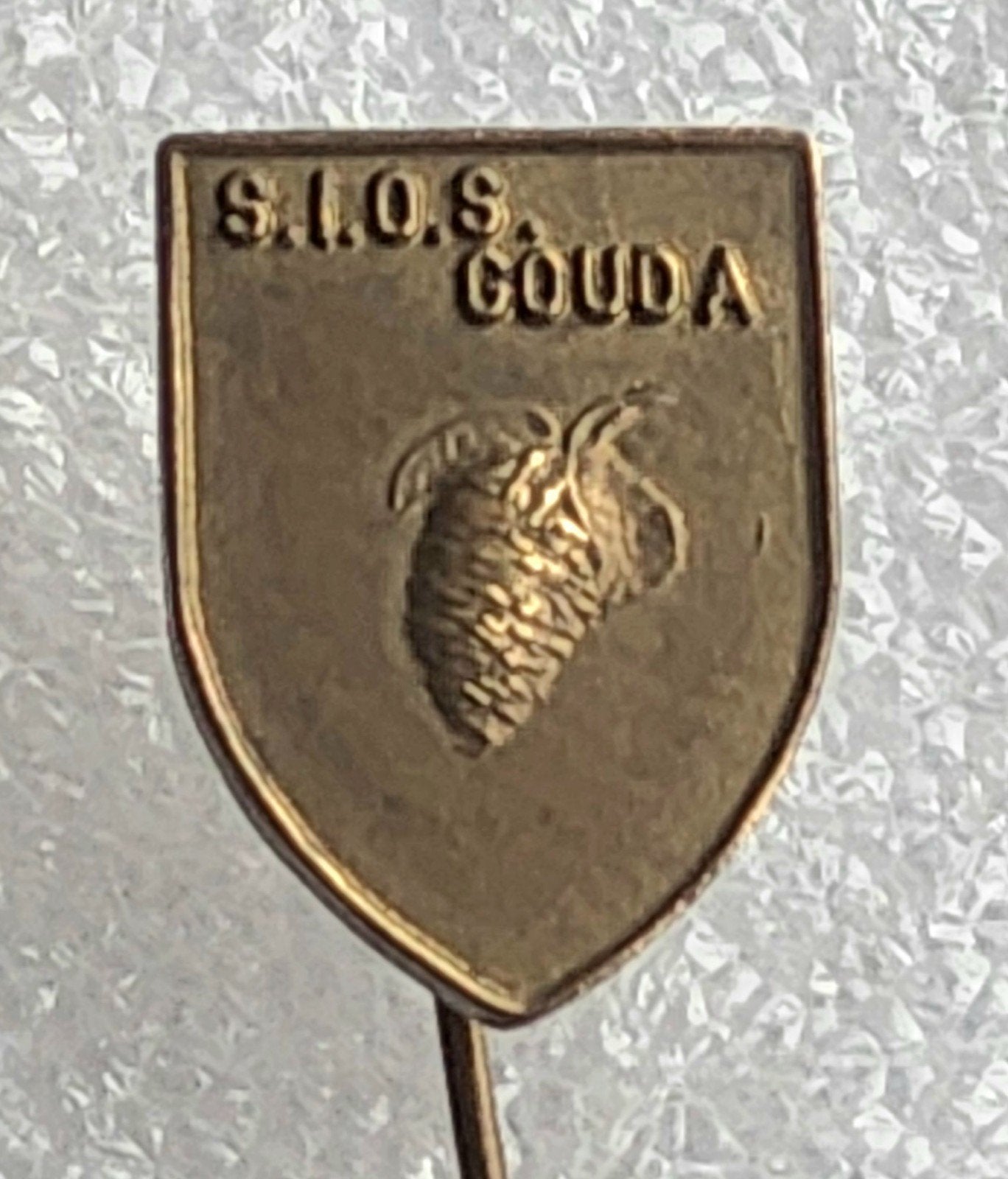 Vintage Speldje S.I.O.S. Gouda - Historisch Verzamelobject, Ophalen of Verzenden, Gebruikt, Stad of Land, Speldje of Pin