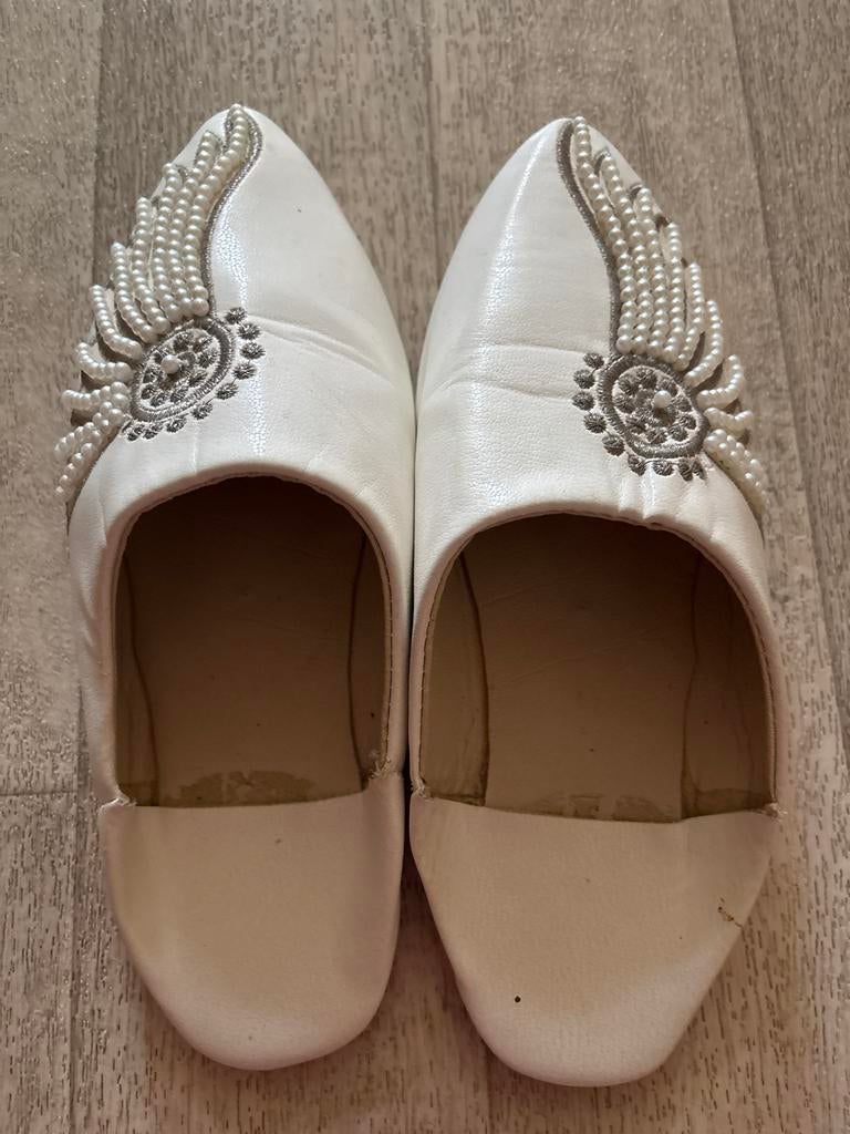 Witte instappers met parels, Kleding | Dames, Schoenen, Ophalen of Verzenden, Gedragen, Wit, Instappers