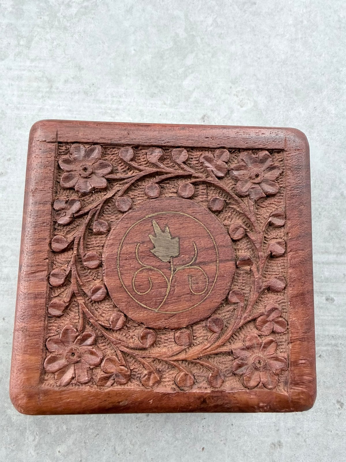 handgesneden houten kistje sieradendoosje met messing inlay, Ophalen of Verzenden