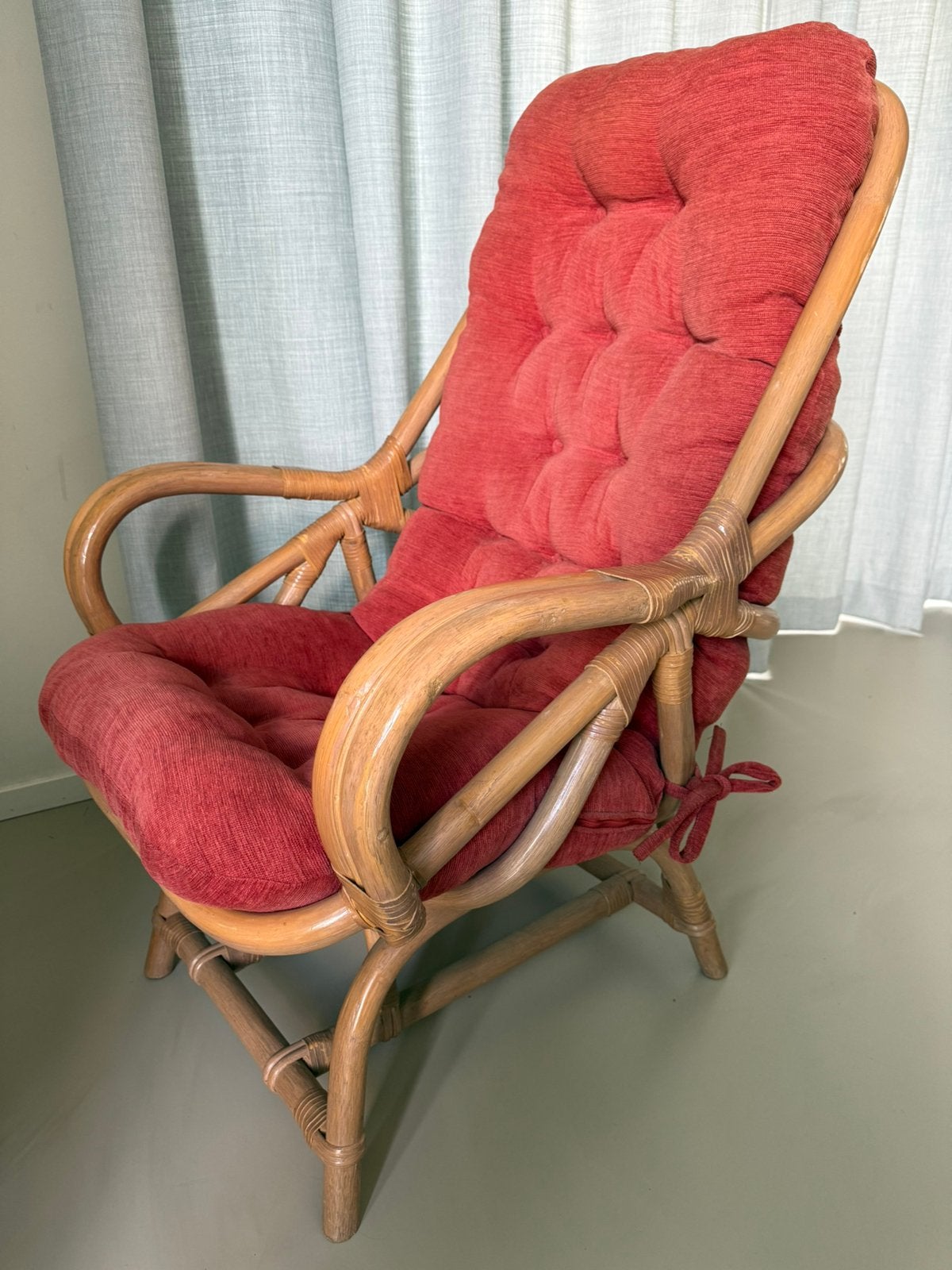 Mooie vintage bamboe fauteuil met rood kussen | zgan, Ophalen, Vintage boho bohemian landelijk, 75 tot 100 cm, Zo goed als nieuw