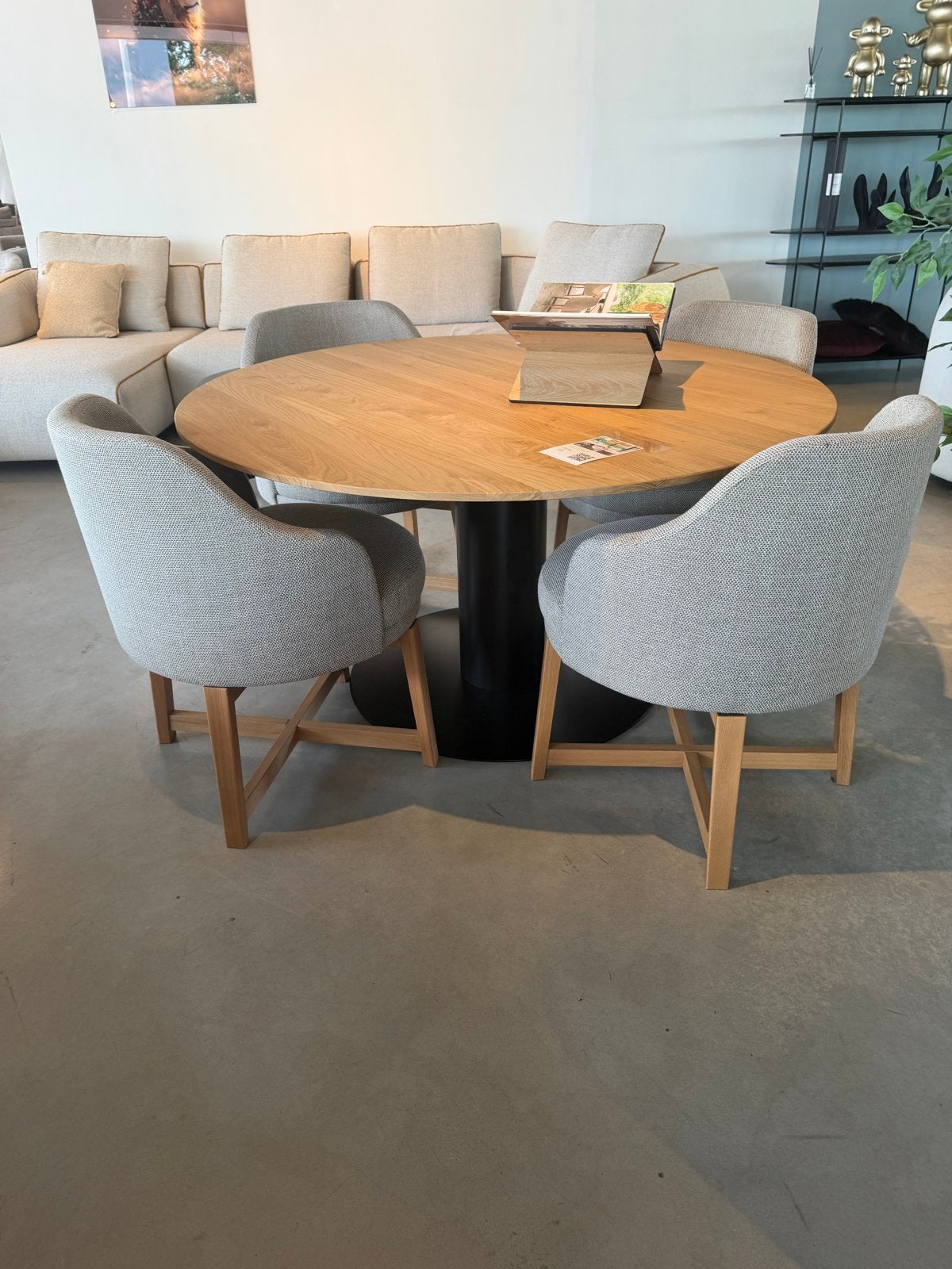 Buddha dining tafel van Passé Partout - Rond eikenhout, Huis en Inrichting, 100 tot 150 cm, Ophalen of Verzenden, Zo goed als nieuw