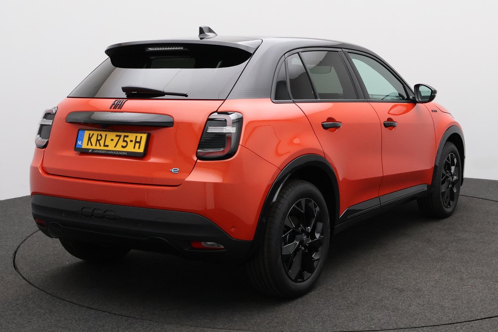 Fiat 600e Sport 54 kWh stoelmassage el. verwarmbare stoelen, Auto's, Automatische klimaatregeling, Origineel Nederlands, SUV of Terreinwagen