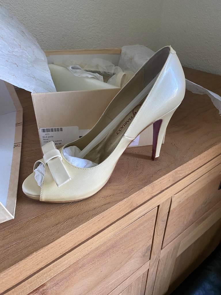 Bruidsschoenen maat 38 parelmoer kleur, Ophalen, Zo goed als nieuw, Overige kleuren, Schoenen