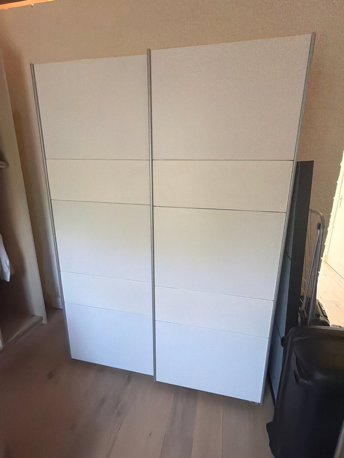 Moderne witte kast met schuifdeuren, Ophalen, Kunststof, Gebruikt, 100 tot 150 cm