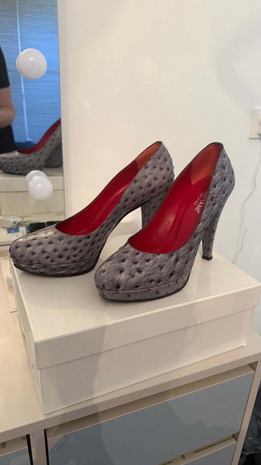 Cristian Pomp met struisvogelprint - Maat 41, Pumps, Ophalen of Verzenden, Zo goed als nieuw, Grijs