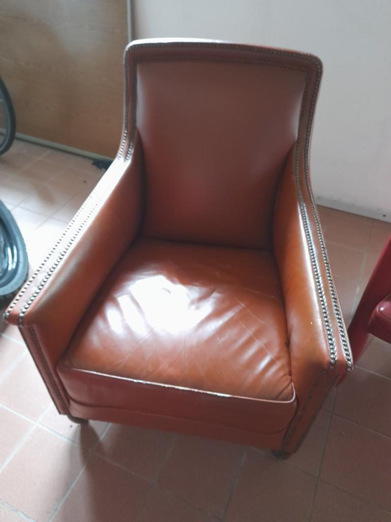 8 rode eetkamerstoelen, 2 bruine fauteuils en salontafel, Ophalen, Gebruikt, 75 tot 100 cm, Leer