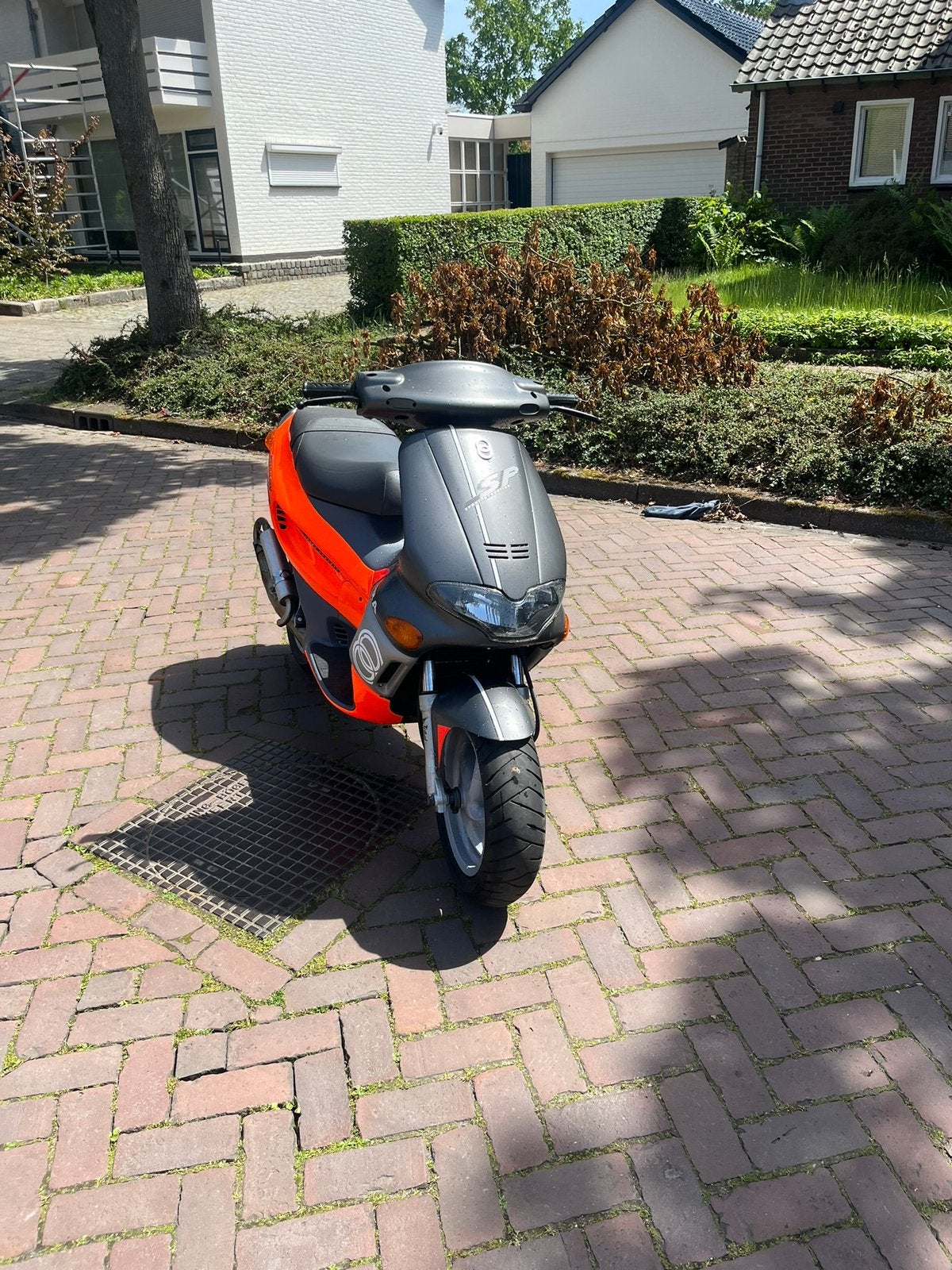 Gilera runner fluo rosso, Fietsen en Brommers, Scooters | Piaggio, Ophalen, Overige modellen, Maximaal 45 km/u, Zo goed als nieuw