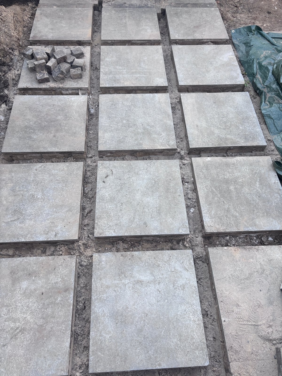 GRATIS: 42 Terrastegels 60x60cm blauwe hardsteen, Gebruikt, Klinkers, Ophalen of Verzenden, 10 m² of meer