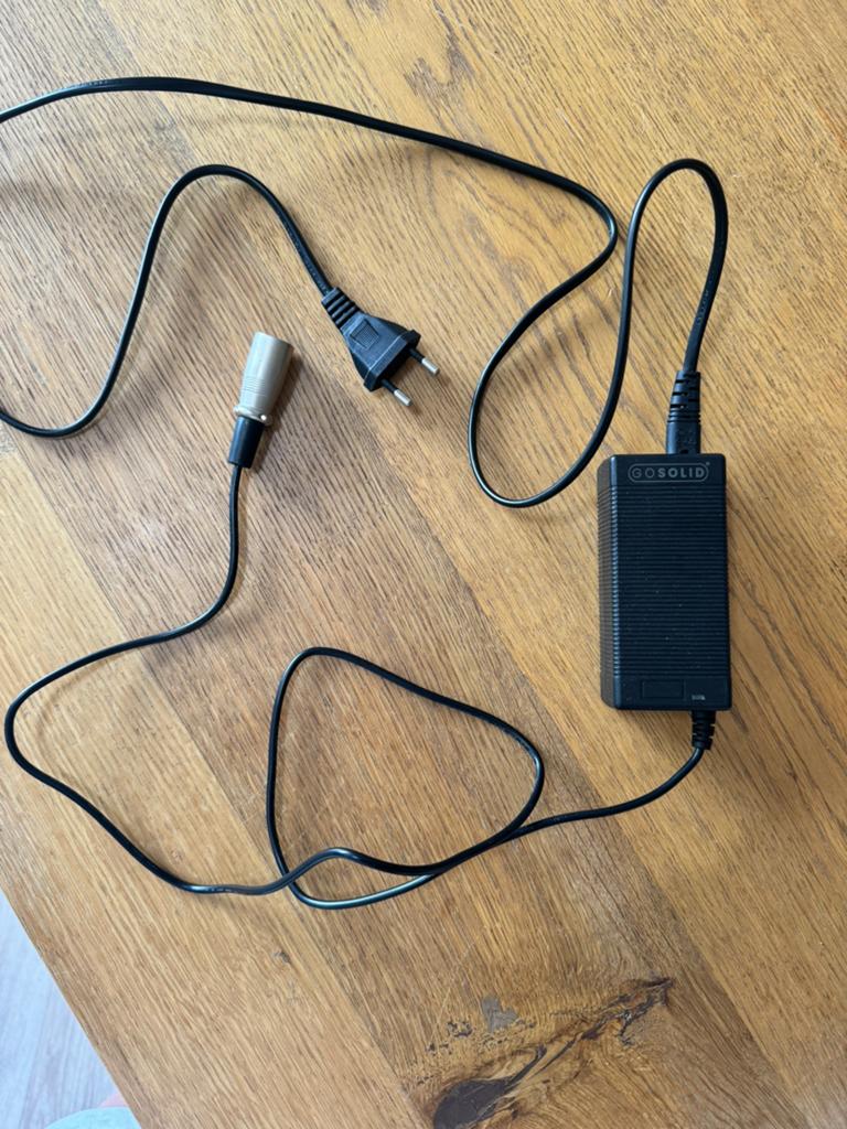 Oplader electrische fiets, Audio, Tv en Foto, Opladers, Ophalen of Verzenden, Zo goed als nieuw