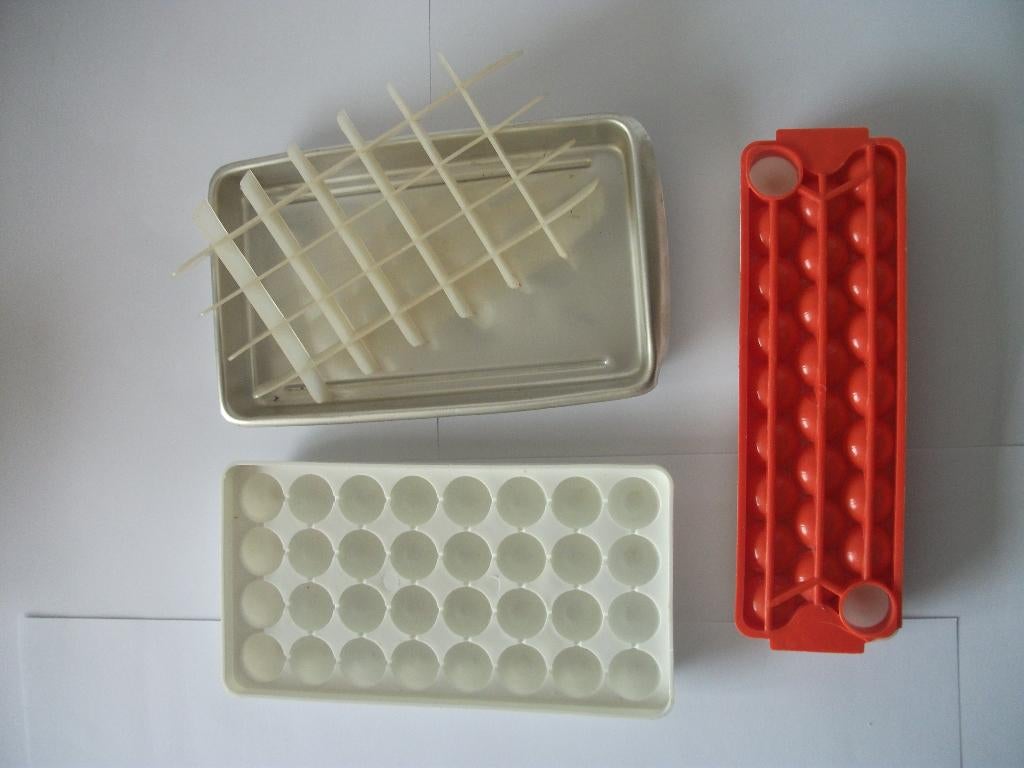 3 bakjes om ijsklontjes te maken 3 verschillende modellen., Ophalen of Verzenden, Zo goed als nieuw