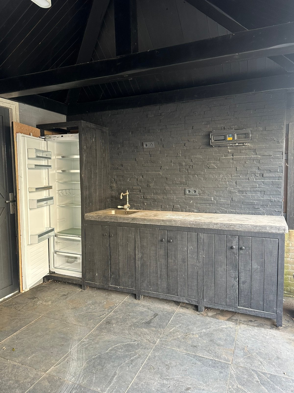 Buitenkeuken met Bosch koelkast, spoelbak en kastruimte., Tuin en Terras, Ophalen, Gebruikt, Elektrisch