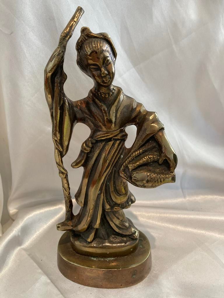 Bronzen Aziatische dame in kimono met hengel en vismand, Minder dan 20 cm, Ophalen of Verzenden, Brons, Op sokkel
