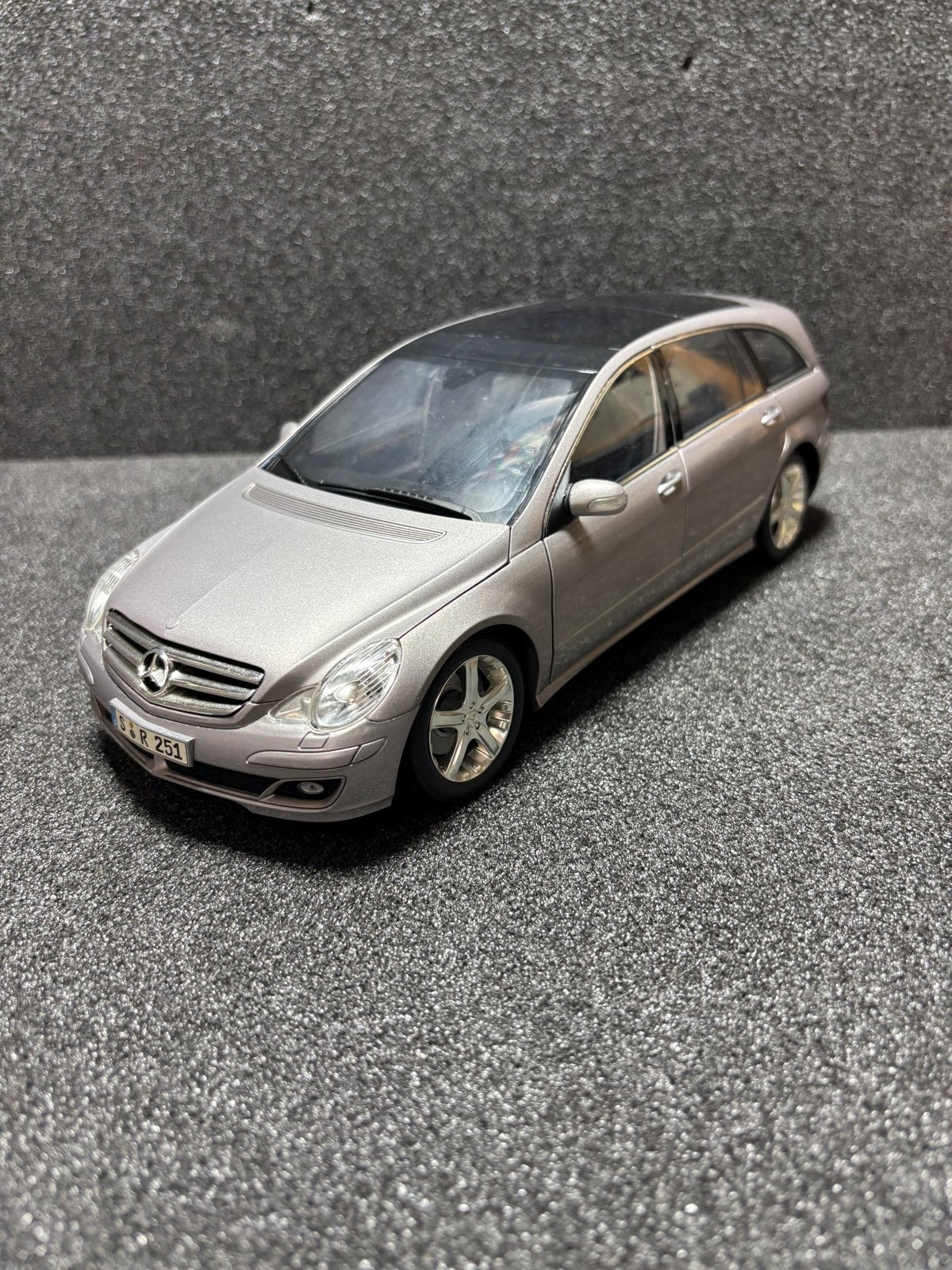 Mercedes-Benz R-Klasse modelauto - Zonder OVP, mist ruitenwi, Hobby en Vrije tijd, Modelauto's | 1:18, Ophalen of Verzenden, Gebruikt
