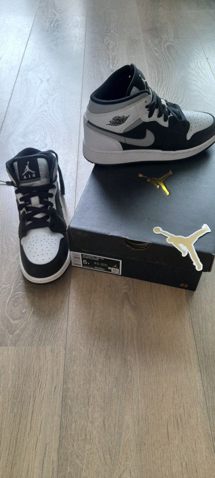 Air Jordan 1 Mid Black/White/Smoke Grey - Maat 37.5, Ophalen