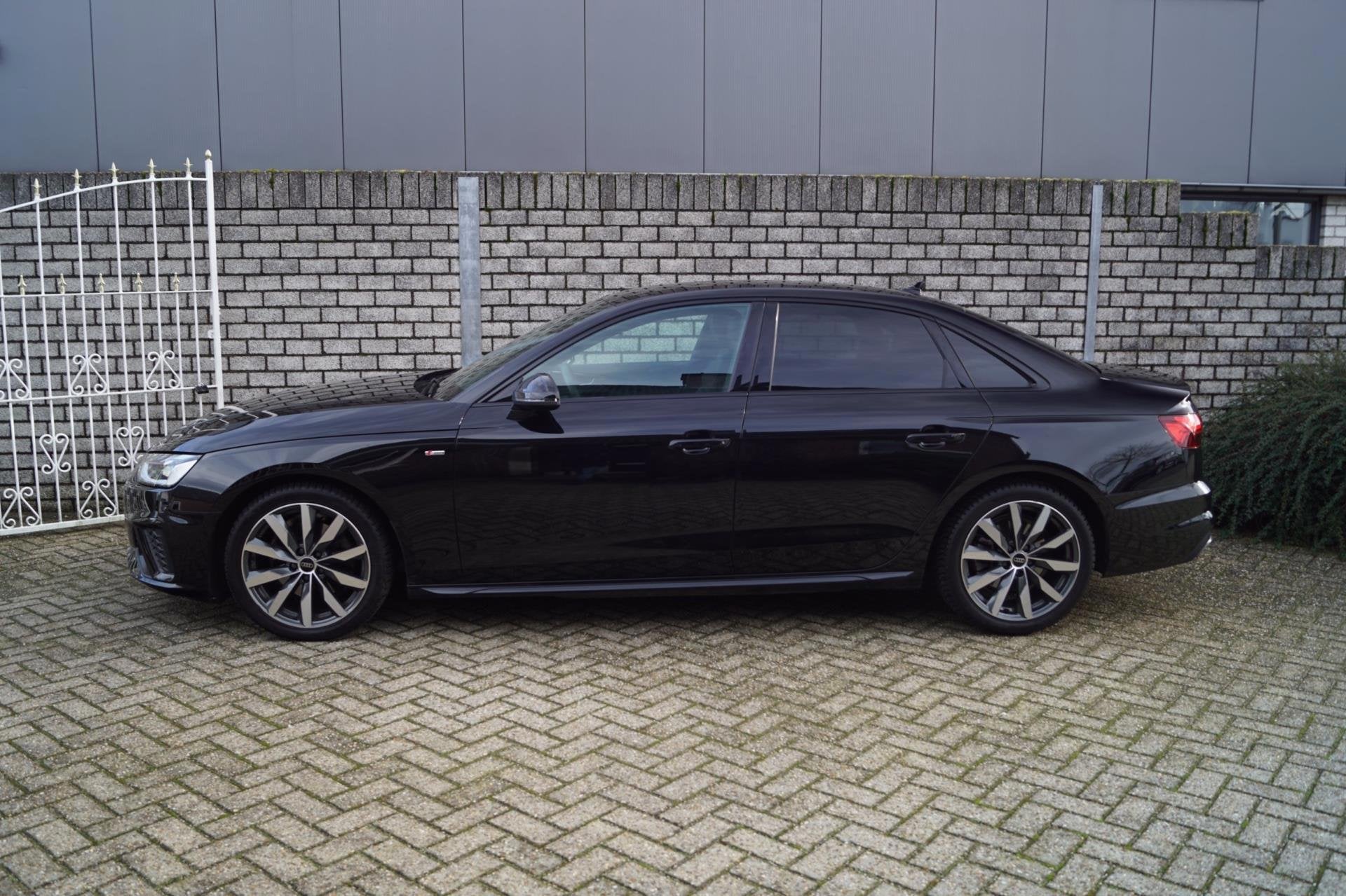 Audi A4 Limousine 35 TFSI S Edition Competition Autom Half L, Auto's, Gebruikt, 4 cilinders, Zwart, Sedan