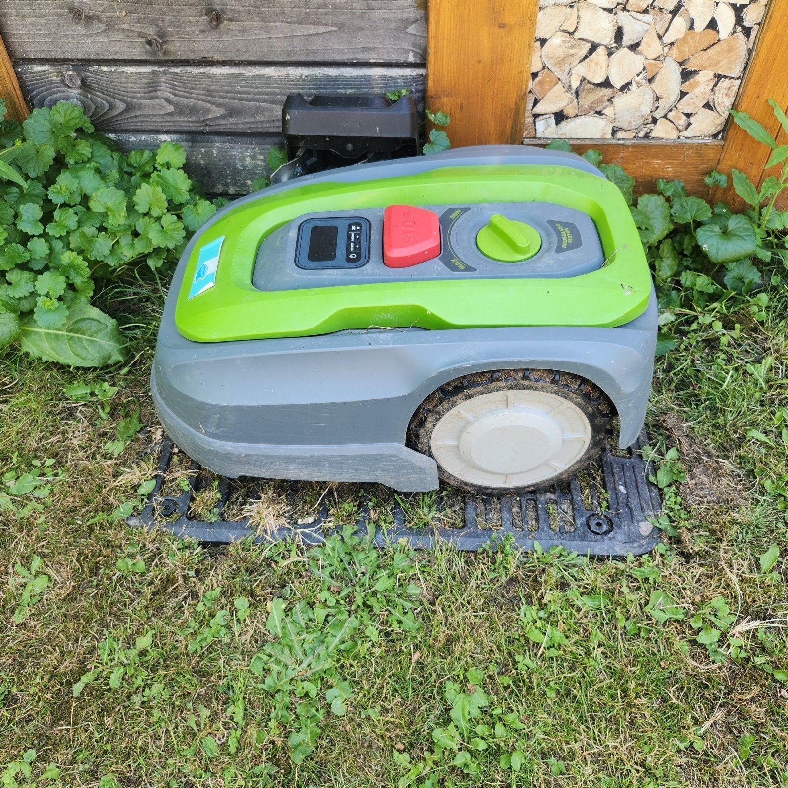Robotmaaier - Central Park - met oplaadstation, Ophalen, Gebruikt, 20 tot 25 cm, Onbekend