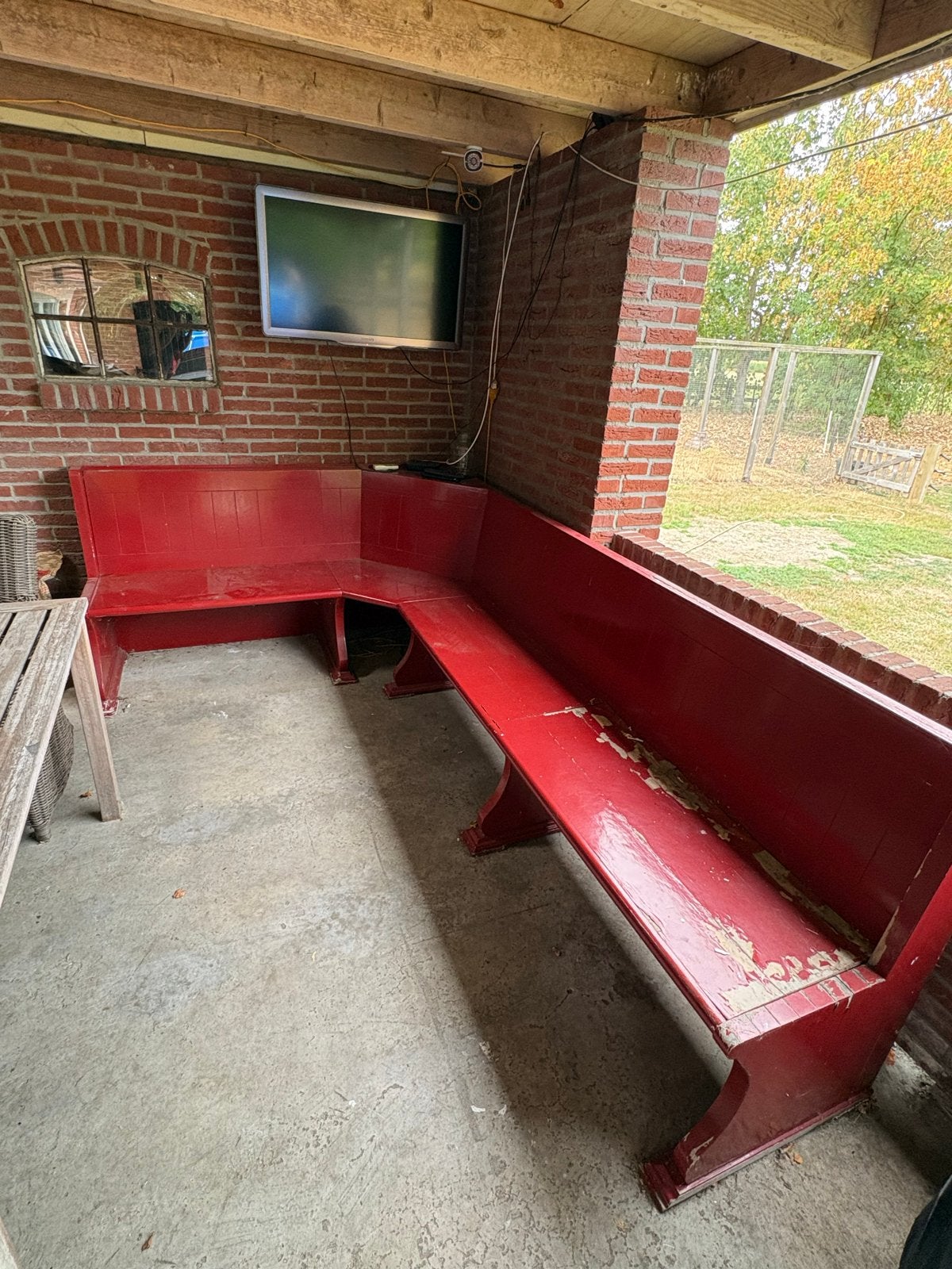 Rode hoekbank van hout voor buiten of binnen, Ophalen, Gebruikt, Hout