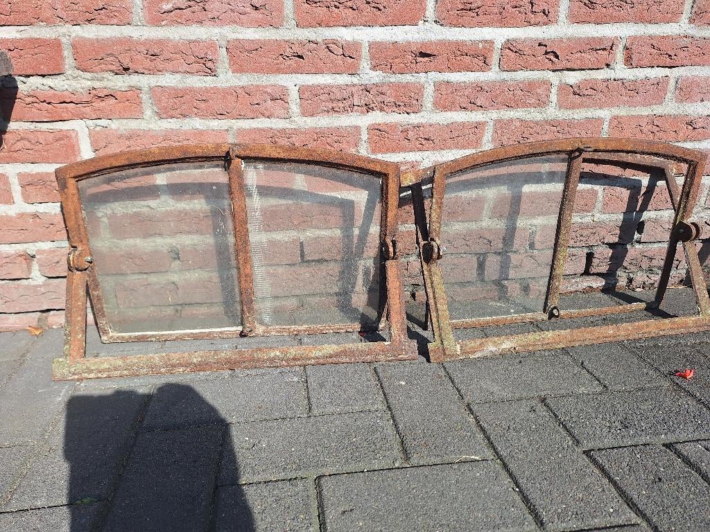 2 gietijzeren stalraampje uit 1924 brocant, Ophalen