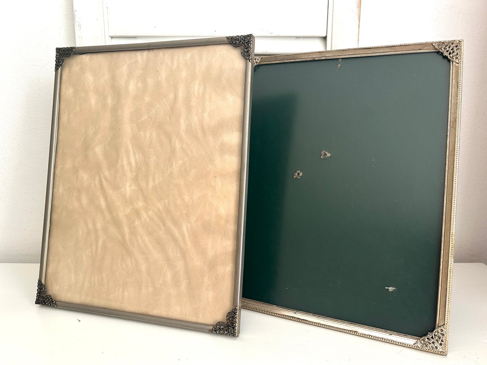 Twee vintage fotolijsten met bewerkte hoekornamenten, Ophalen