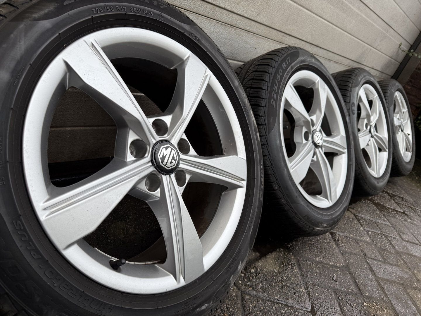 Set 17 inch MG 3 MG 4 MG 5 Zs EV EHS velgen allseason banden, -, -, Banden en Velgen, 17 inch