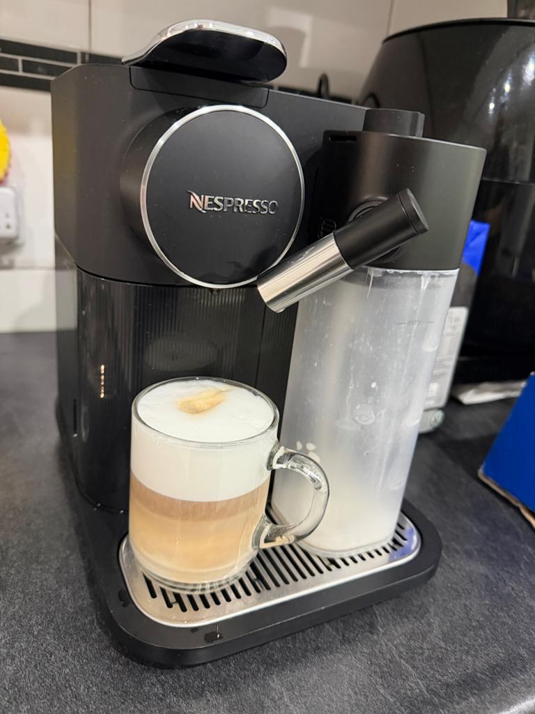 De'Longhi Nespresso Gran Lattissima EN640.B Zwart, Ophalen of Verzenden, Zo goed als nieuw, Koffiemachine, Koffiepads en cups