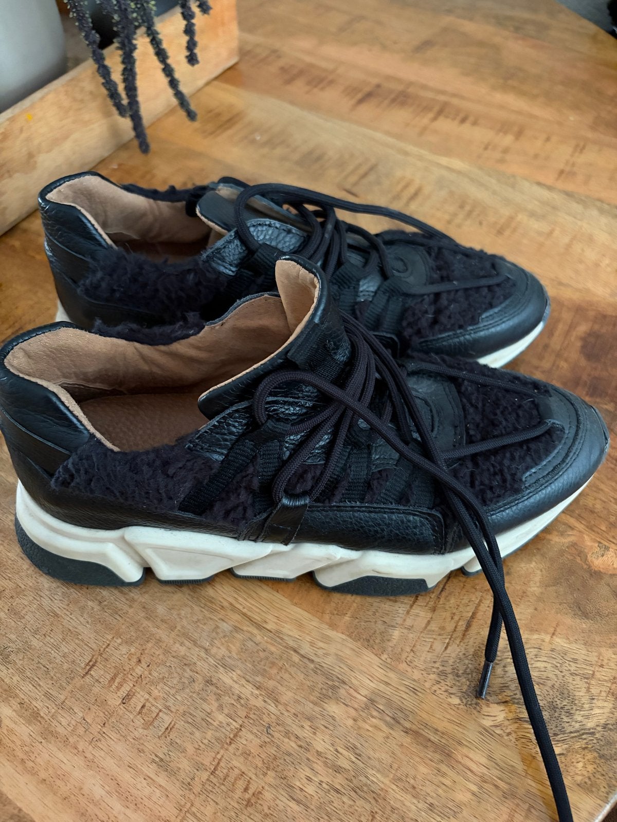 DWARS Teddy Sneakers Zwart - Zo goed als nieuw, Ophalen of Verzenden, Zo goed als nieuw, Zwart, Sneakers of Gympen