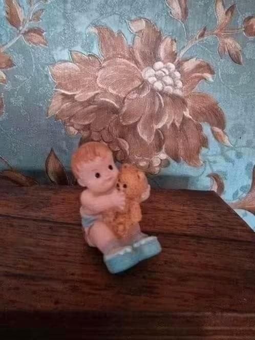 Poppenhuis miniatuur polyresin baby met teddybeer, Verzamelen, Poppenhuizen en Toebehoren, Ophalen of Verzenden
