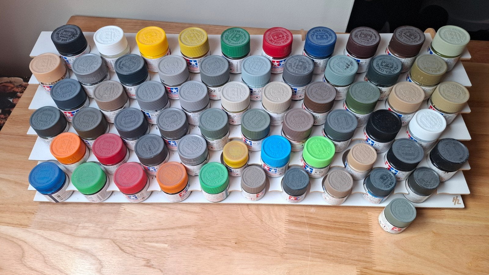 Rekje met 61 geopende potjes Tamiya verf, Ophalen of Verzenden, Gebruikt, Acrylverf