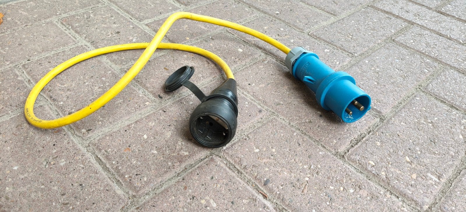 Contrastekker 220 volt naar CEE stekker, Ophalen of Verzenden