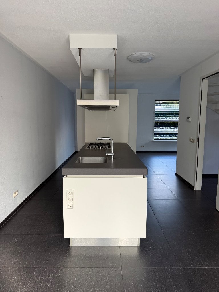 Net kookeiland inclusief wandkasten en inbouwapparatuur