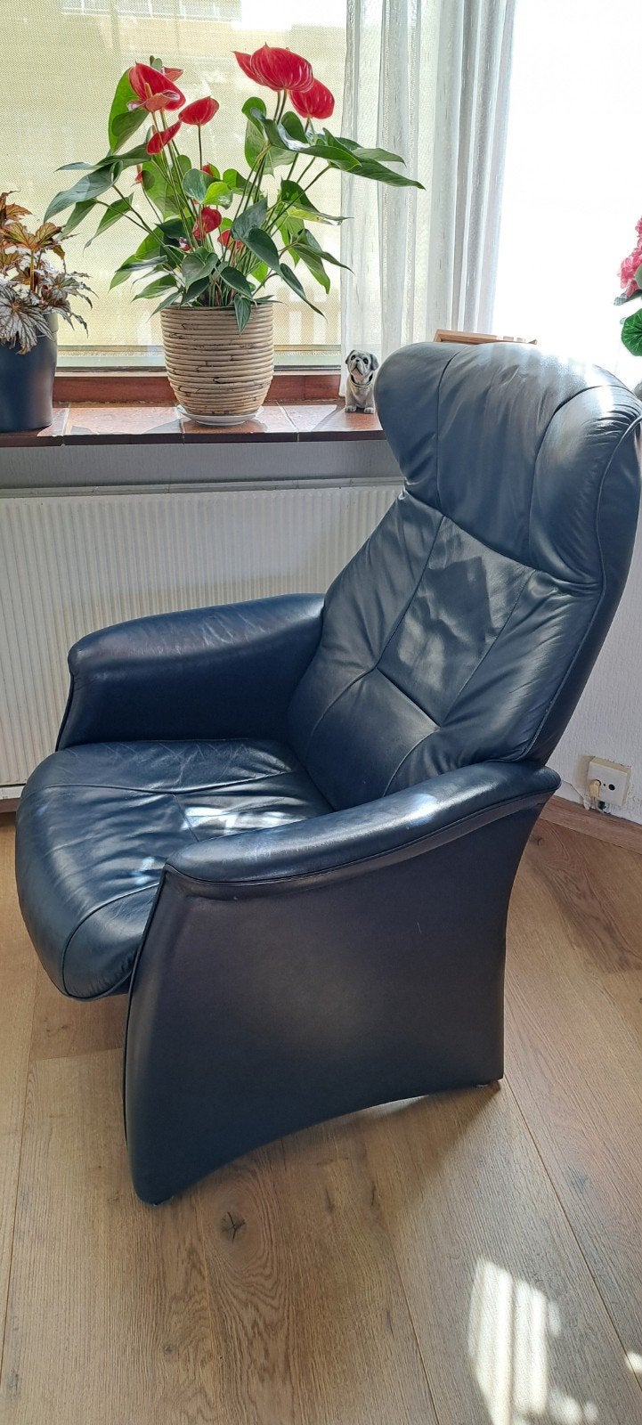 Comfortabele donkerblauwe leren luxe fauteuil, Huis en Inrichting, Ophalen, Gebruikt, 75 tot 100 cm