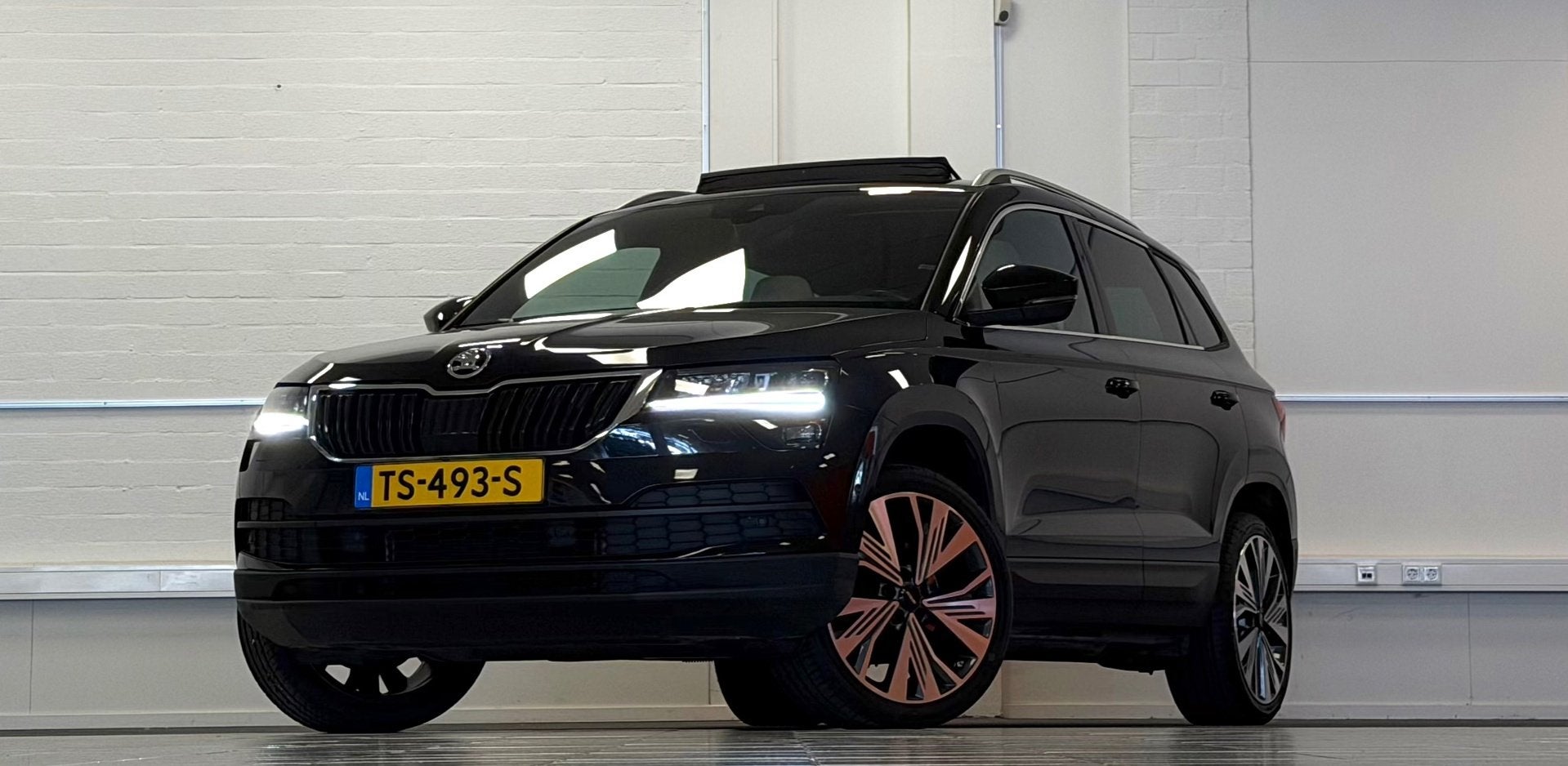 Skoda Karoq 1.5 TSI ACT Style Business Leder Pano Adaptieve, Auto's, 4 cilinders, 150 pk, Zwart, Bedrijf