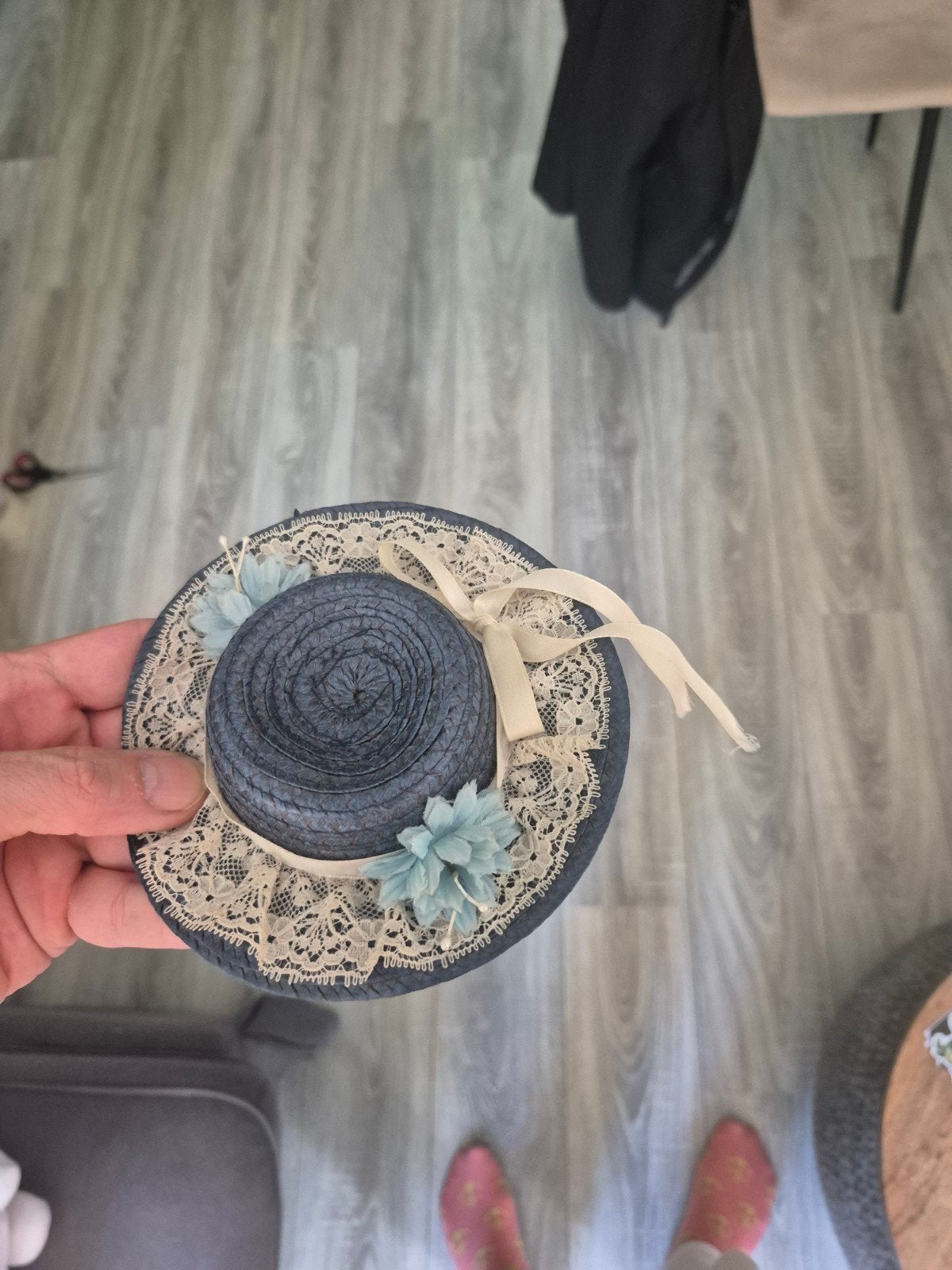Miniatuur hoedje met kant en bloemen - Decoratie, Ophalen of Verzenden, Zo goed als nieuw