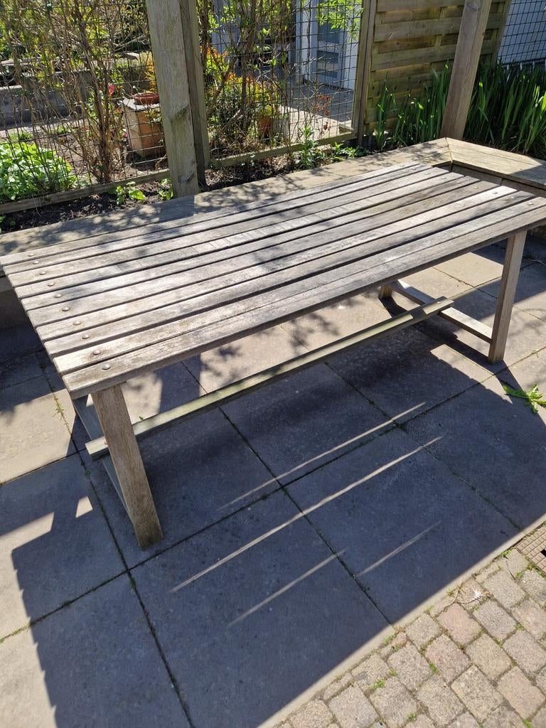 Stevige houten tuintafel van oude bielzen, Ophalen