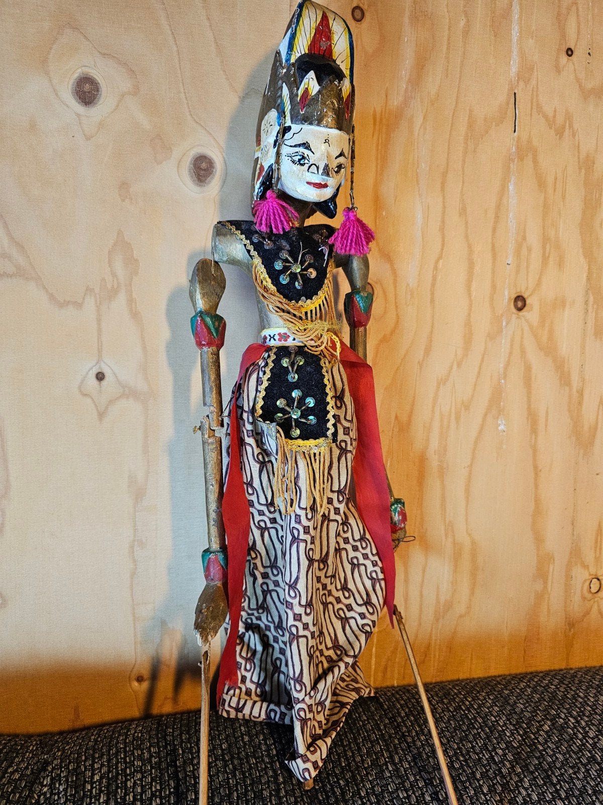 Vintage Wayang Golek pop uit Indonesië - Handgemaakt, Antiek en Kunst, Hout, Ophalen of Verzenden, Indonesië, Meerkleurig