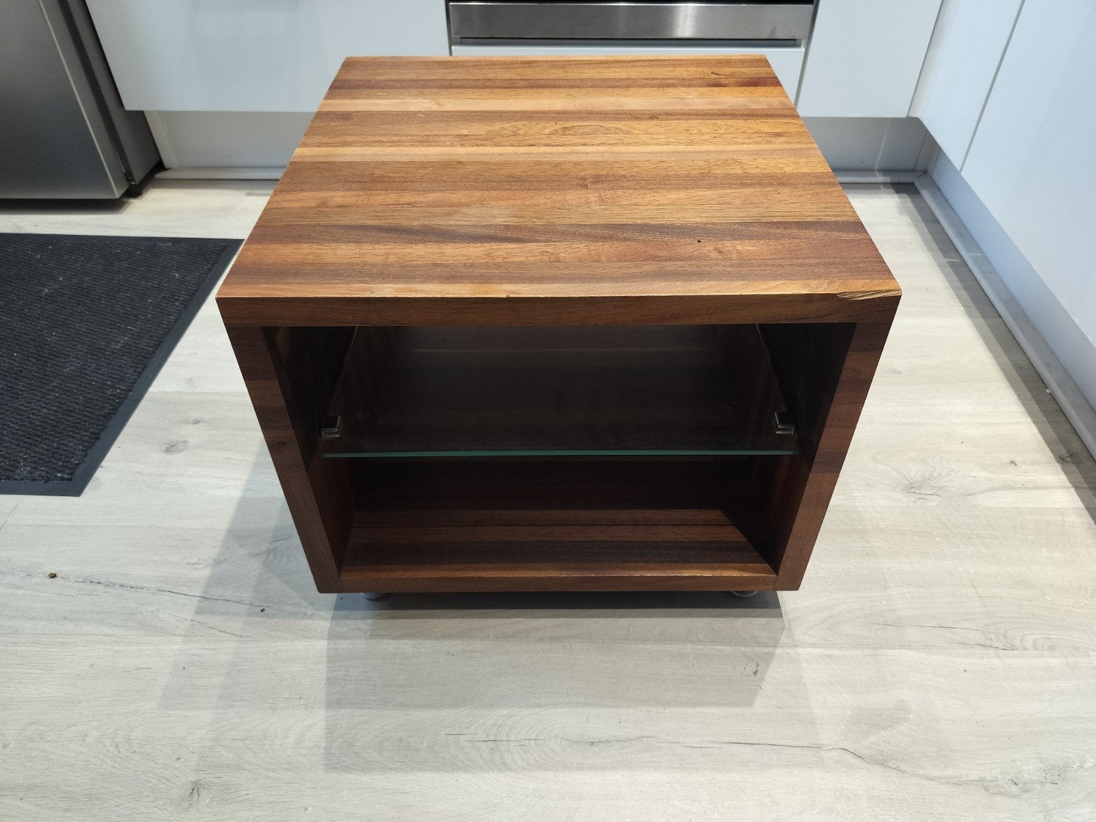 Leolux bijzettafel Joya, Ophalen, Zo goed als nieuw, Rechthoekig, Minder dan 55 cm