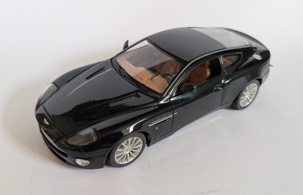 Aston Martin Vanquish, Ophalen of Verzenden, Zo goed als nieuw, Auto, Bburago