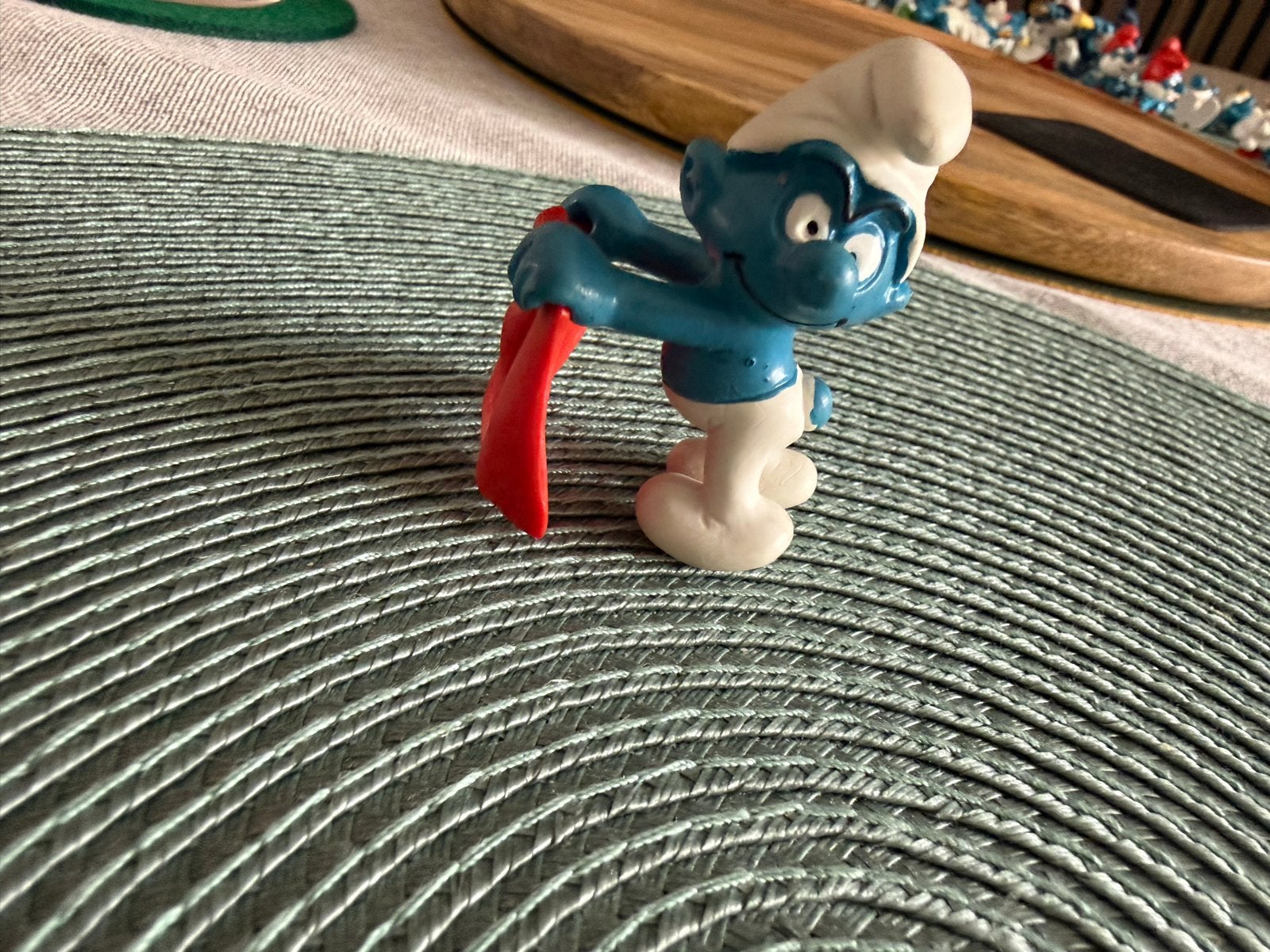 Smurf met rode vlag - In prima staat, Ophalen of Verzenden, Zo goed als nieuw, Overige Smurfen, Poppetje, Figuurtje of Knuffel