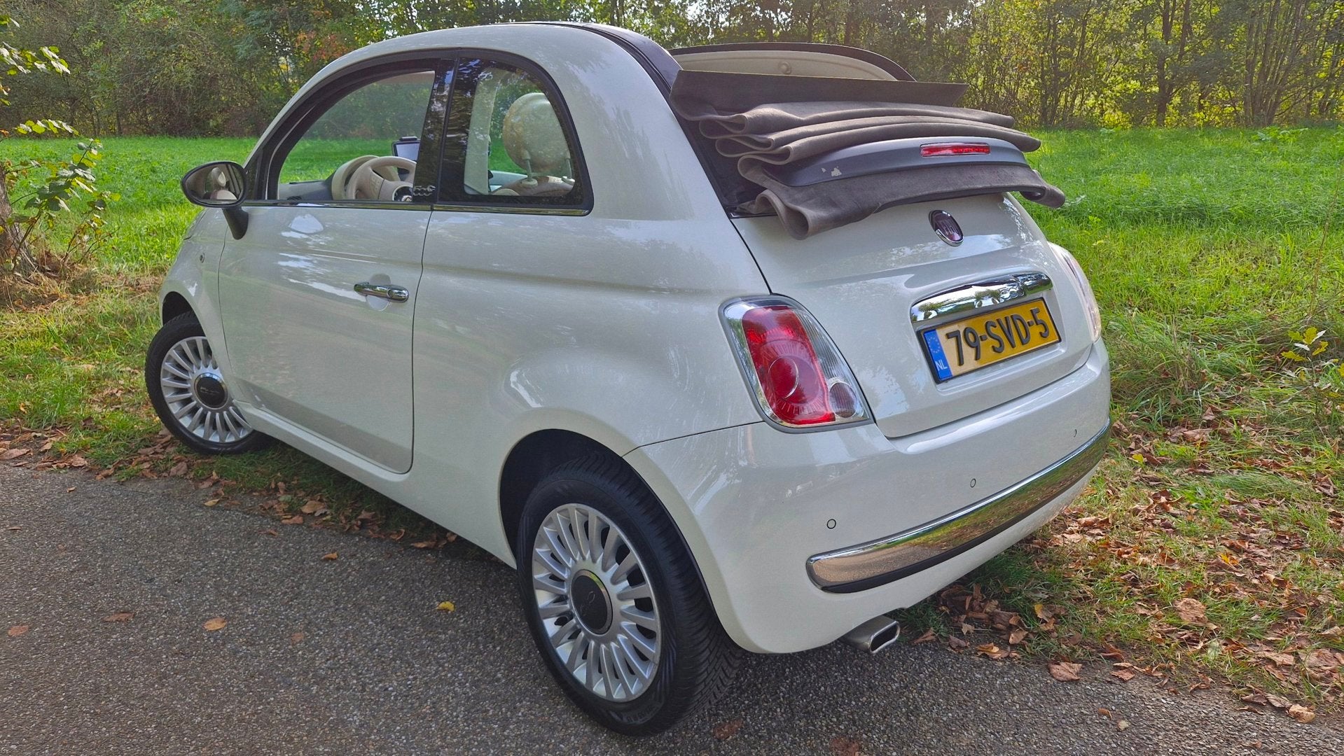 Fiat 500 0.9 TwinAir by Gucci Cabrio 86PK | Leder | PDC | To, Auto's, Euro 5, 86 pk, Gebruikt, 31 €/maand