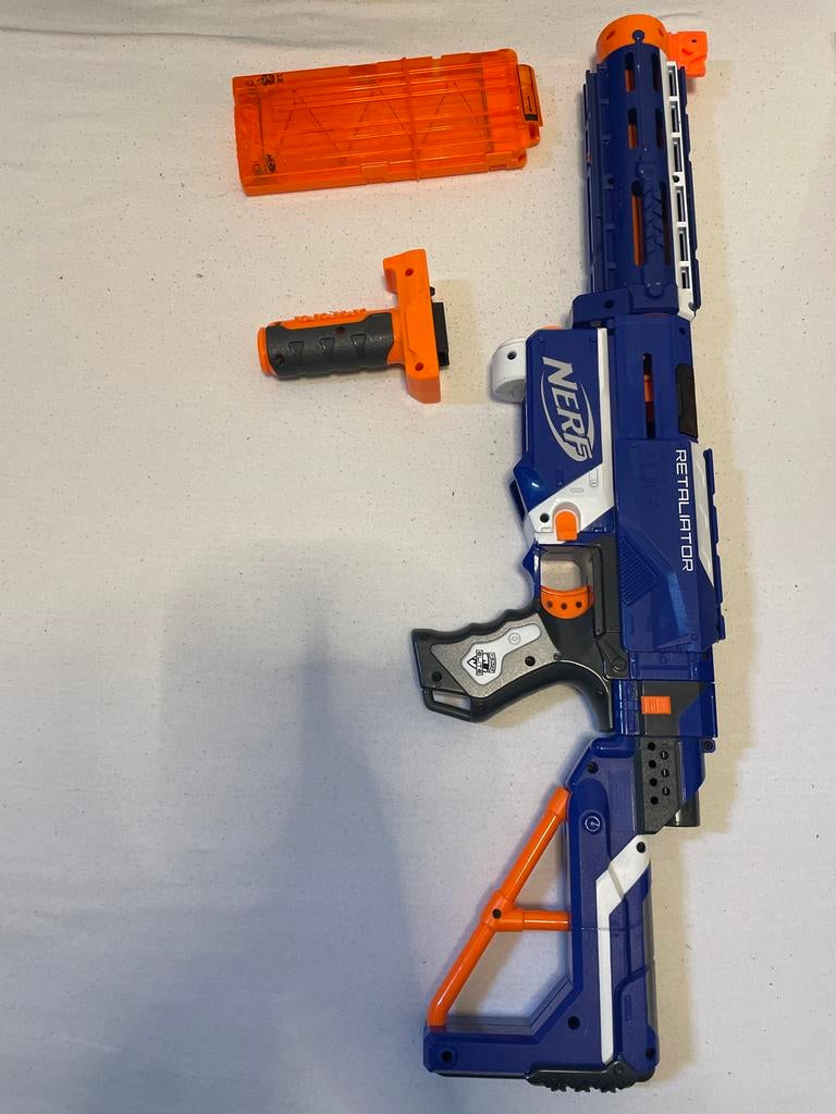 Nerf Retaliator Blaster met Magazijn en Grip, Kinderen en Baby's, Speelgoed | Buiten | Actiespeelgoed, Ophalen of Verzenden, Zo goed als nieuw