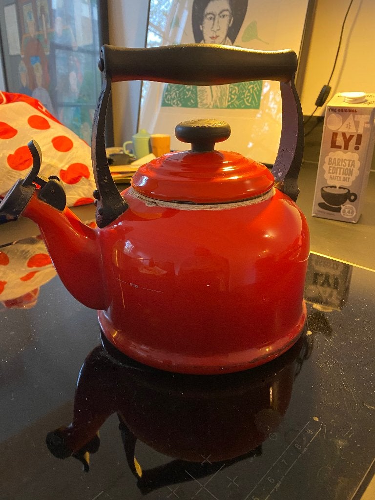 Rode Le Creuset fluitketel, Huis en Inrichting, Le Creuset, Ophalen of Verzenden, Rood, Overige typen