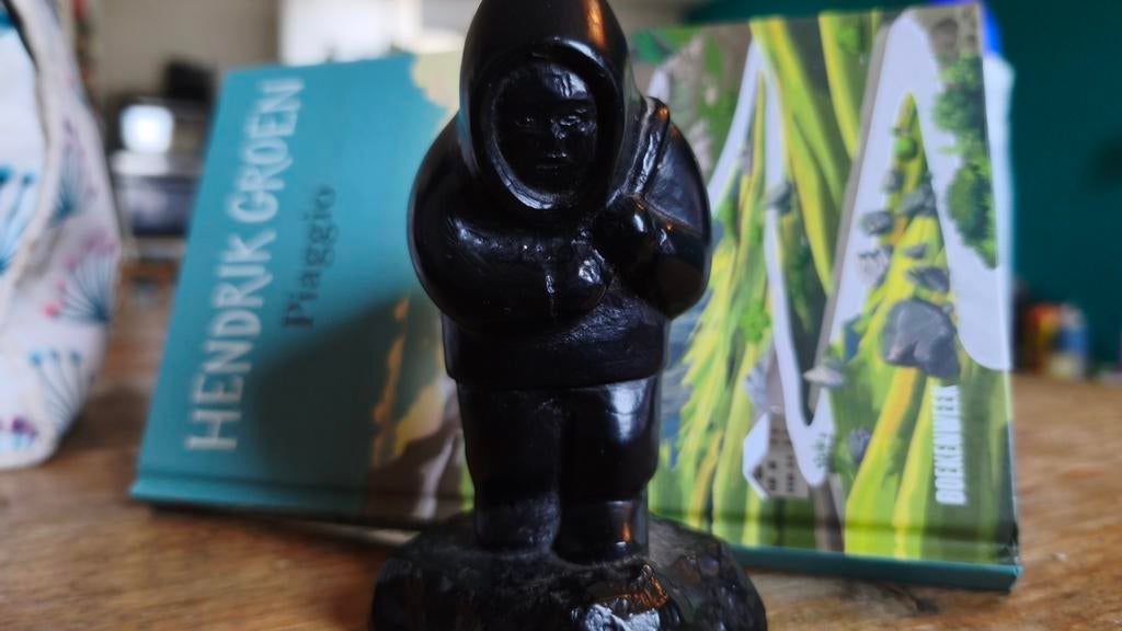 Inuit Poppetje met Zeehond uit Canada, Ophalen of Verzenden, Gebruikt