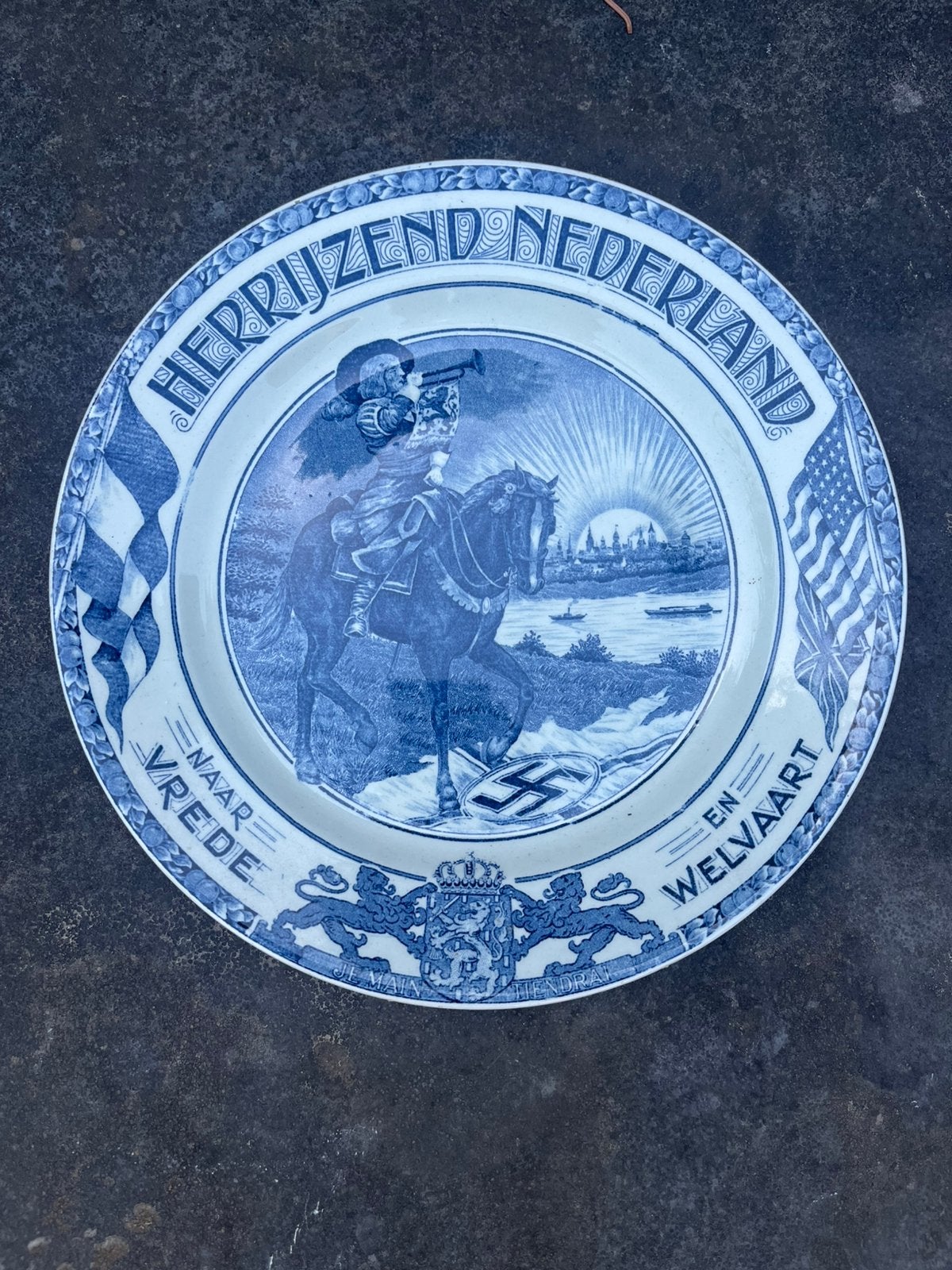 Herdenkingsbord uit 1945 - Société Céramique Maastricht., Ophalen of Verzenden
