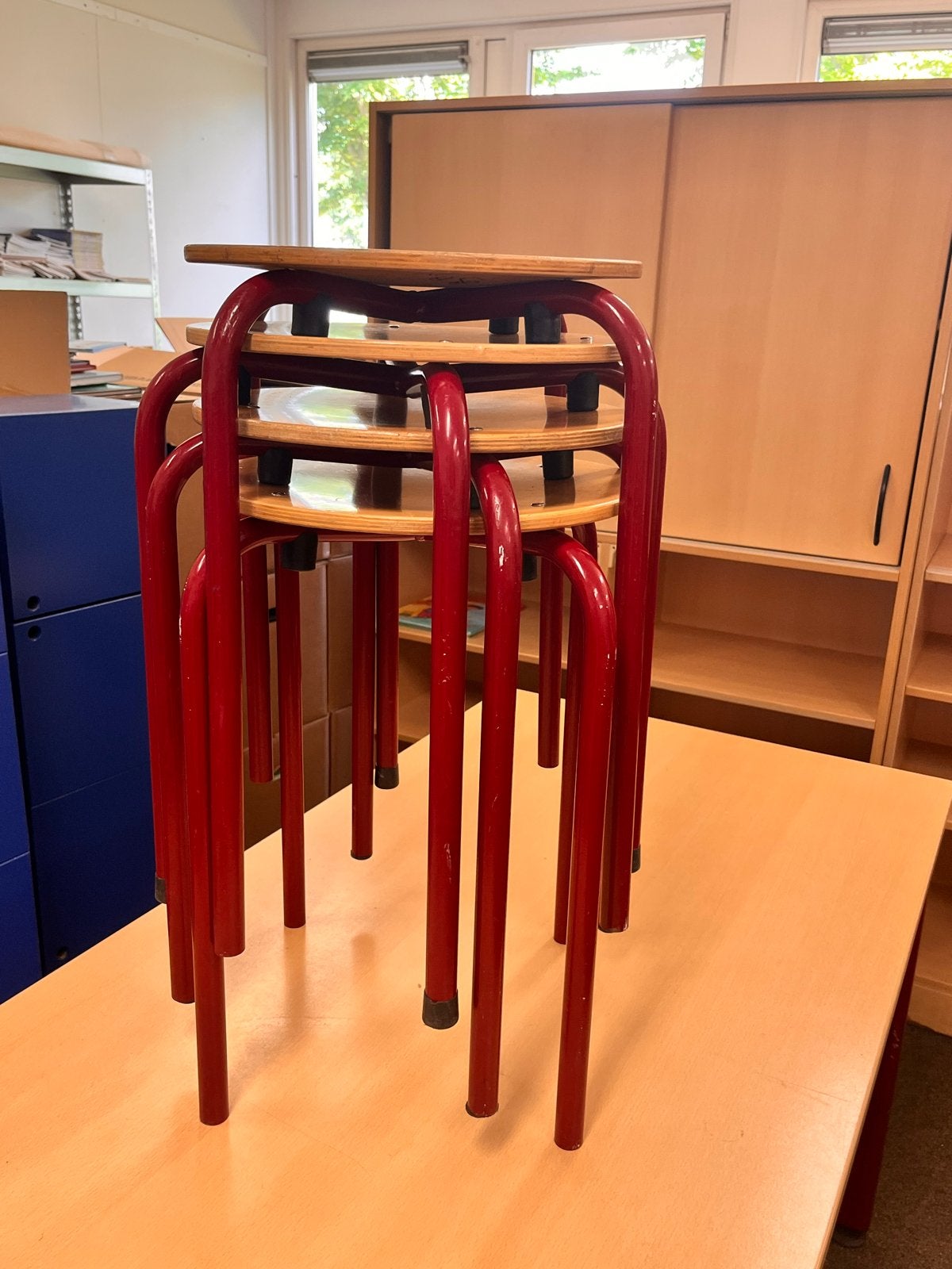 Tafel met 4 stapelbare krukken - Rood/Hout, Huis en Inrichting, Ophalen, Gebruikt, Hout