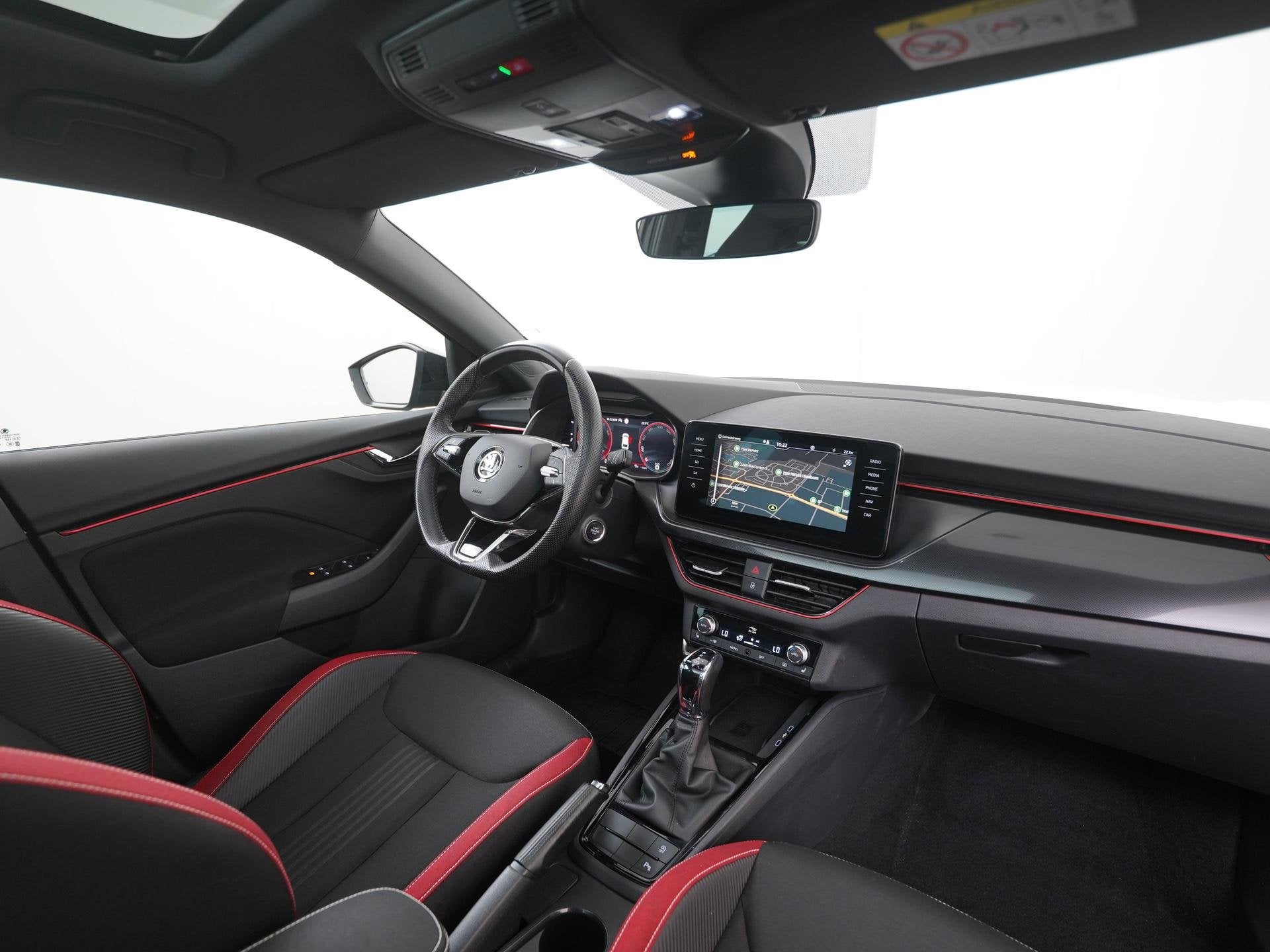 Skoda Scala 1.5 TSI Monte Carlo DSG | Panoramadak | Camera |, Auto's, Scala, Euro 6, 4 cilinders, Zwart